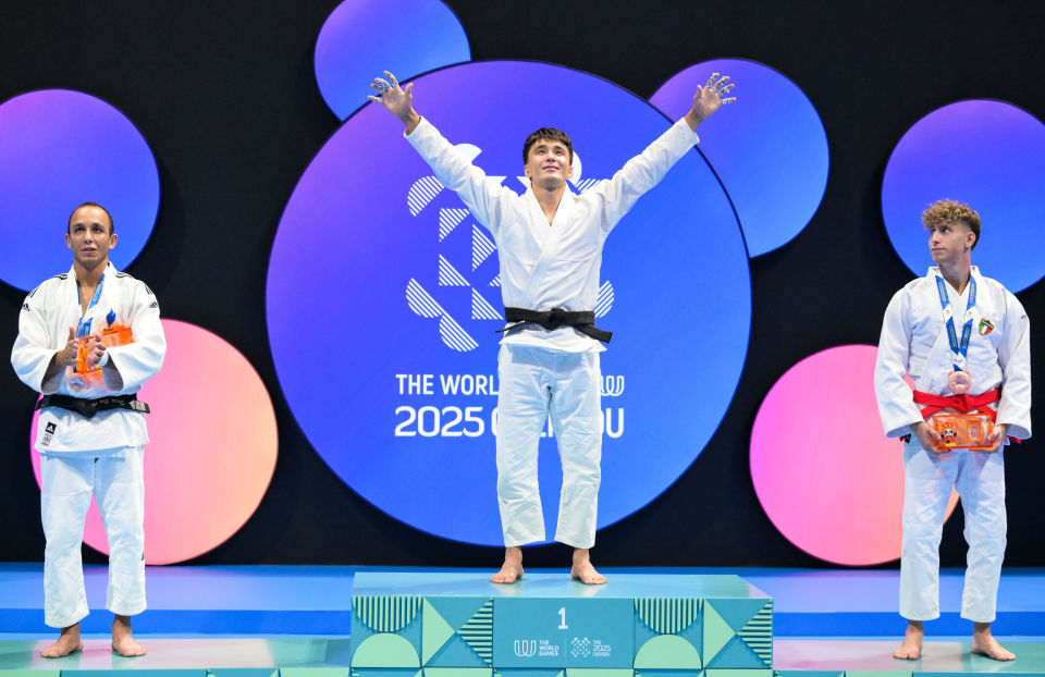 om, 季军意大利, 新华社记者