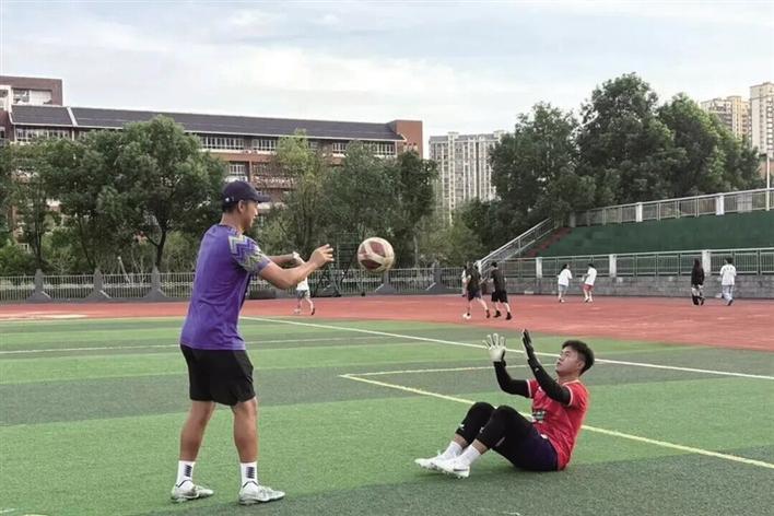 已是夜晚时, 器械训练时, 是足球梦想